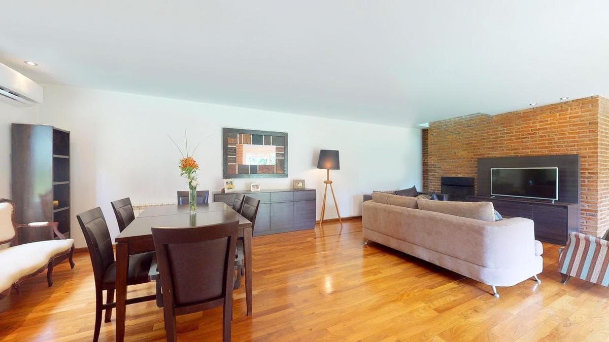 House for sale in Gonnet: 485 between 20th and 21st. Lot size: 30 x 60. 370 m² of floor space. Excellent condition. Pool
