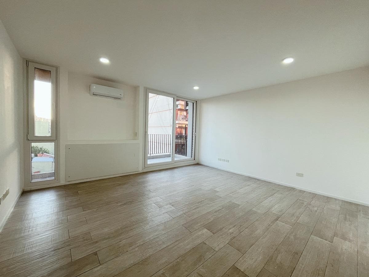 One-room apartment in Almagro with a balcony