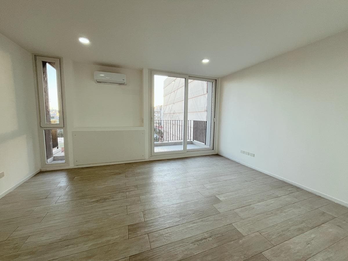 One-room apartment in Almagro with a balcony