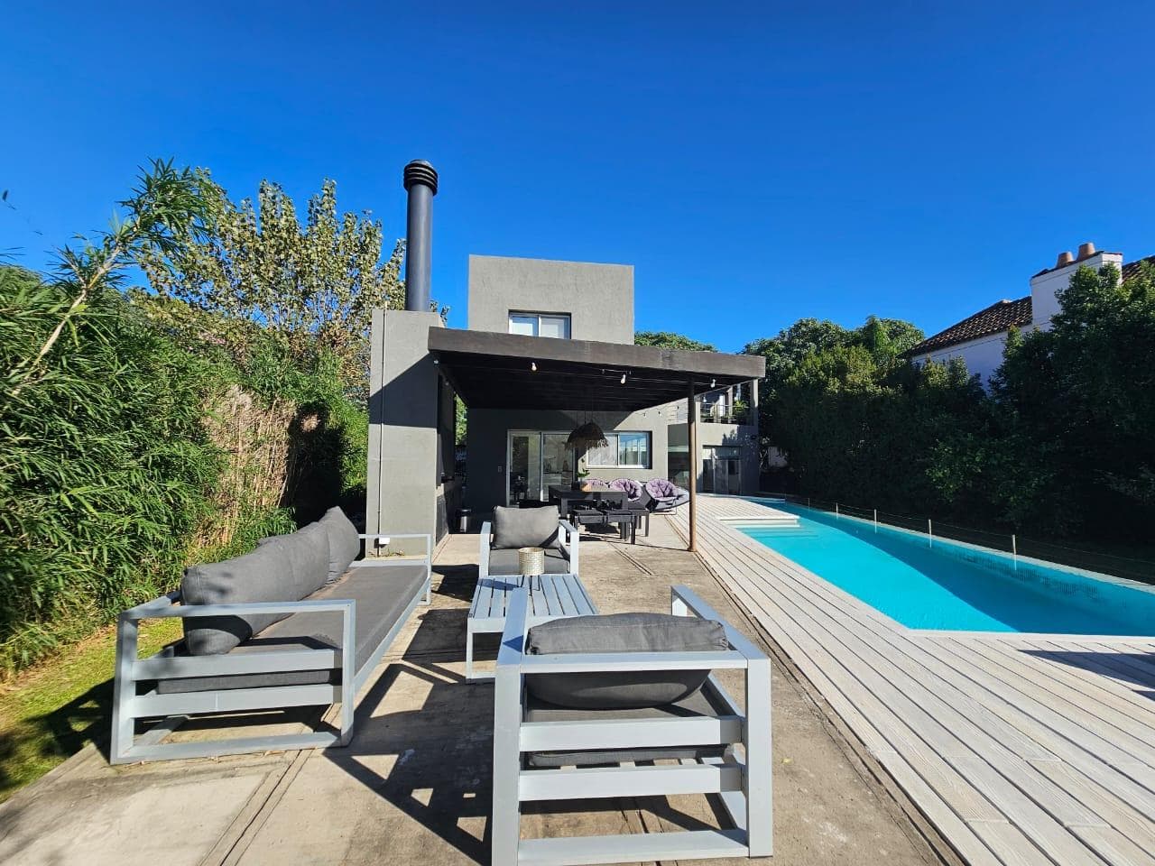 House for sale and/or annual rental, fully furnished. Santa Bárbara to the lagoon, heated pool
