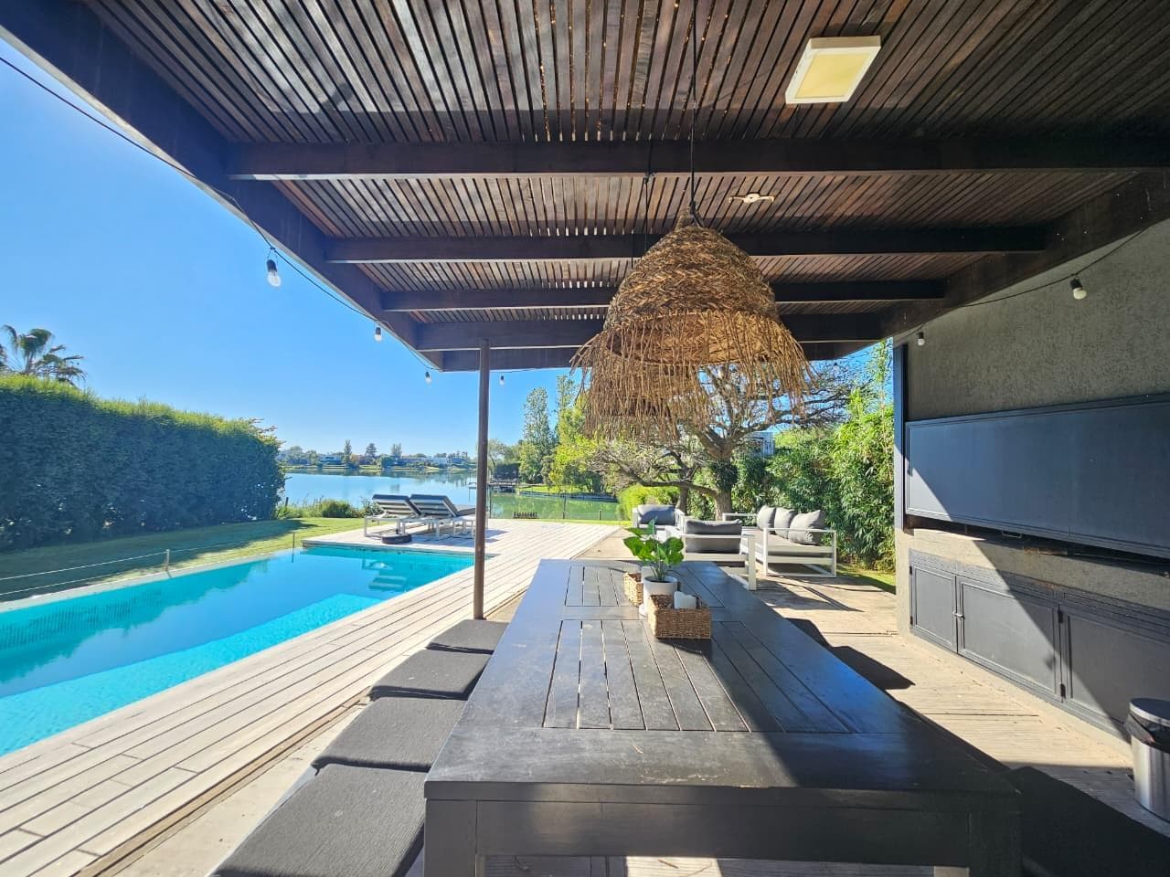 House for sale and/or annual rental, fully furnished. Santa Bárbara to the lagoon, heated pool