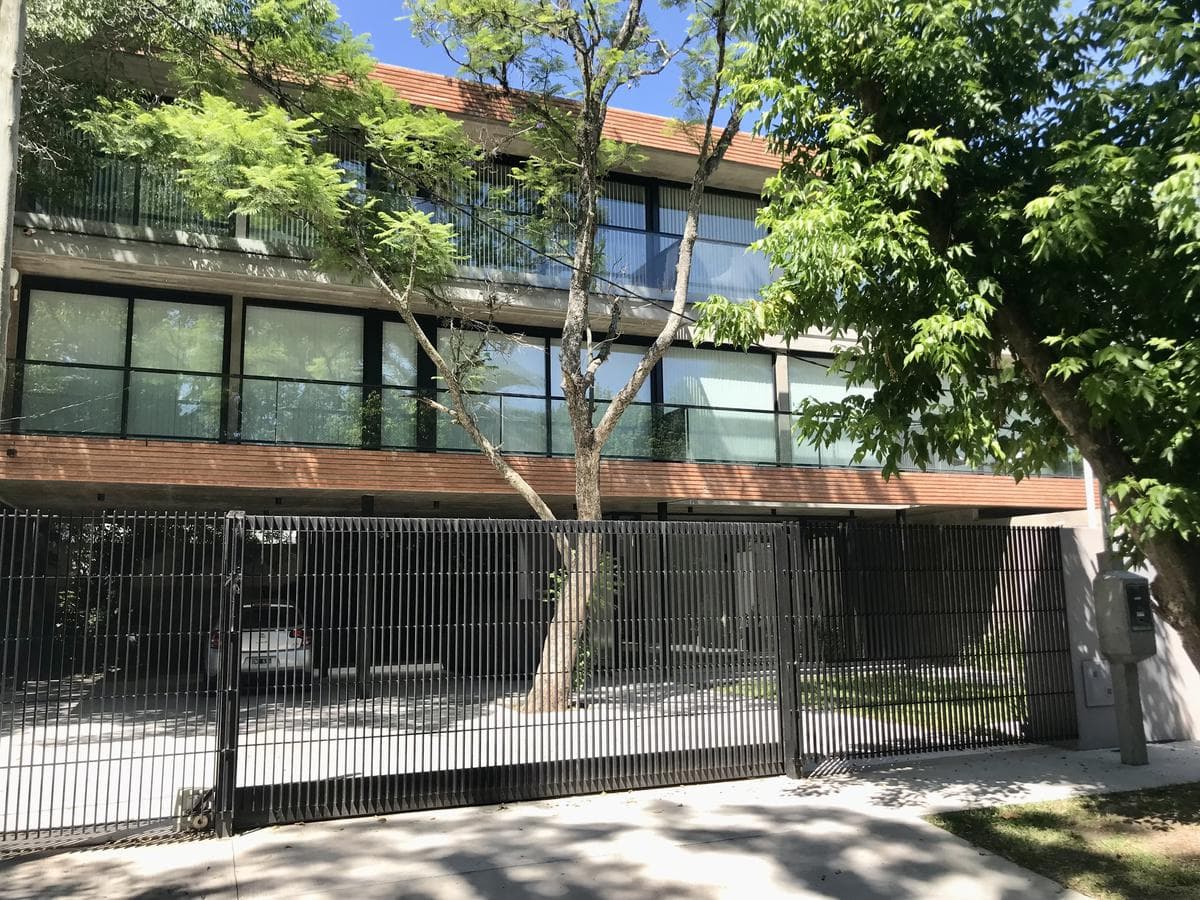 Apartment for rent in downtown City Bell. 474 at the corner of 14th. 2 bedrooms, garage. In impeccable condition