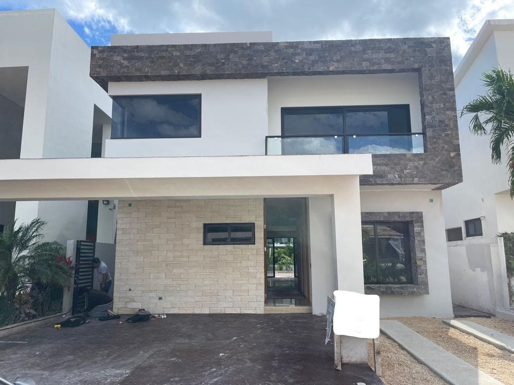 HOUSE FOR SALE IN LAGOS DEL SOL, CANCÚN, WITH A POOL AND LUXURY AMENITIES