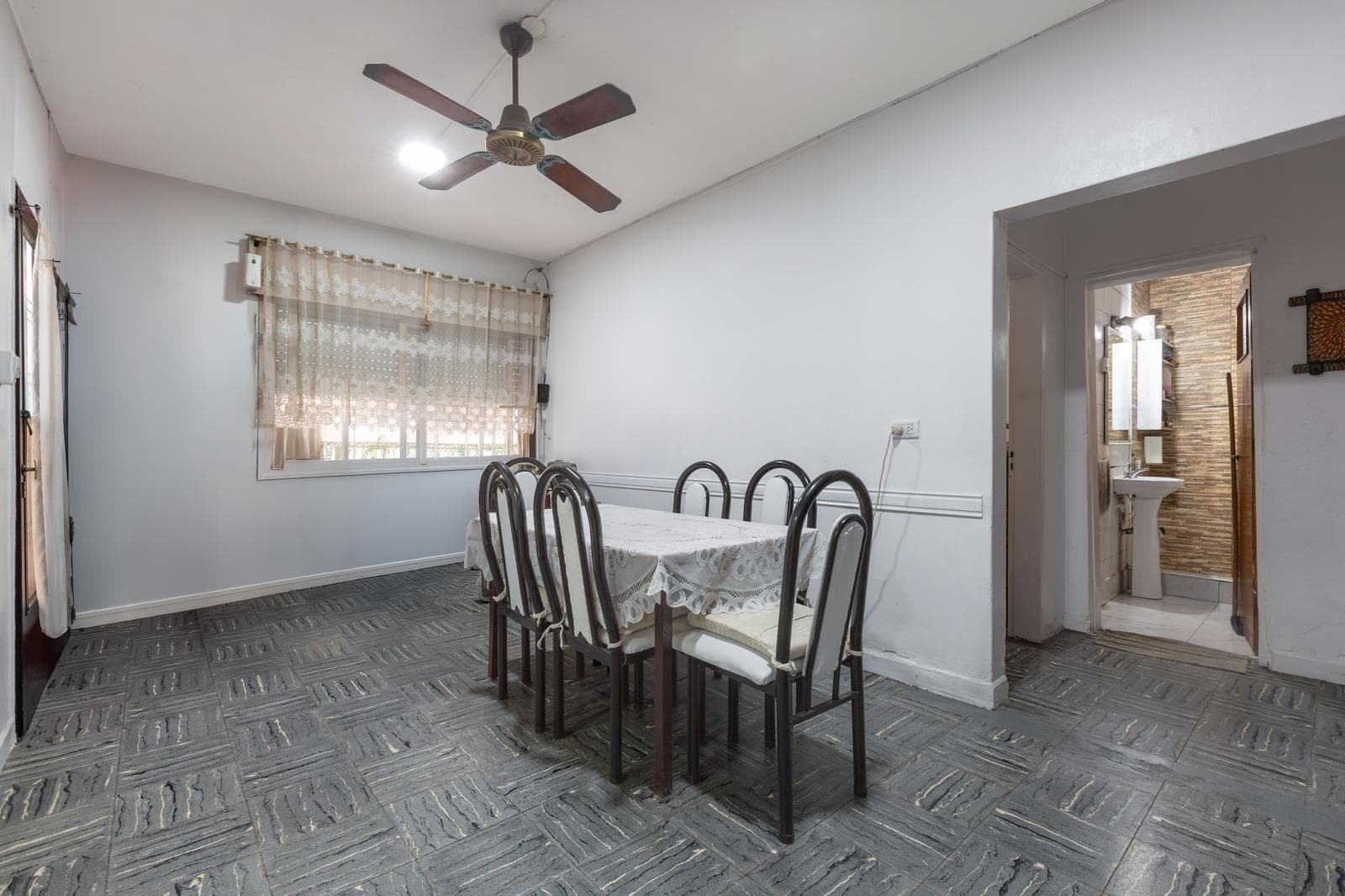 FOR SALE | TRADE - 2-bedroom house with garage - Bella Vista neighborhood, Rosario.