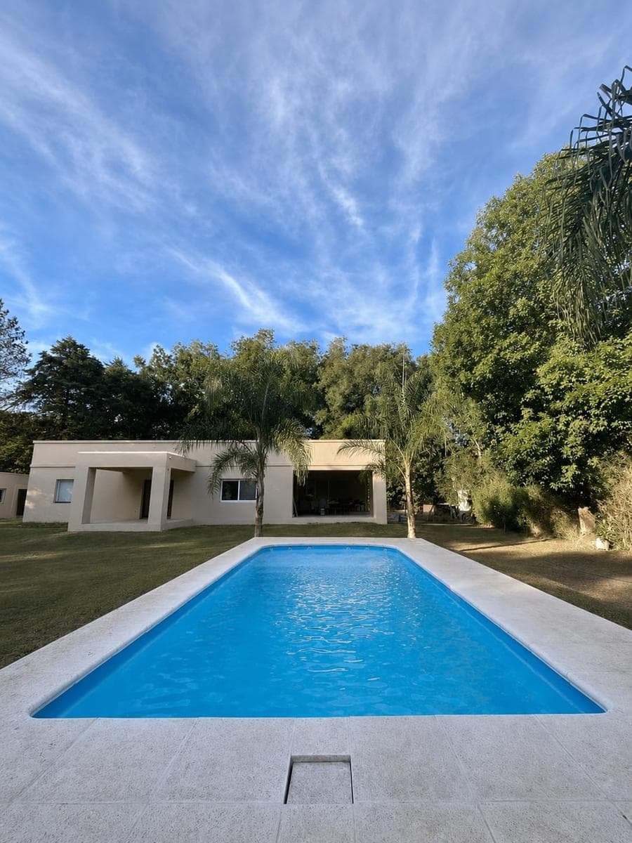 House for Sale on a Large Lot of 3,097 m², with a Porch, Barbecue, and Pool - San Jorge Neighborhood