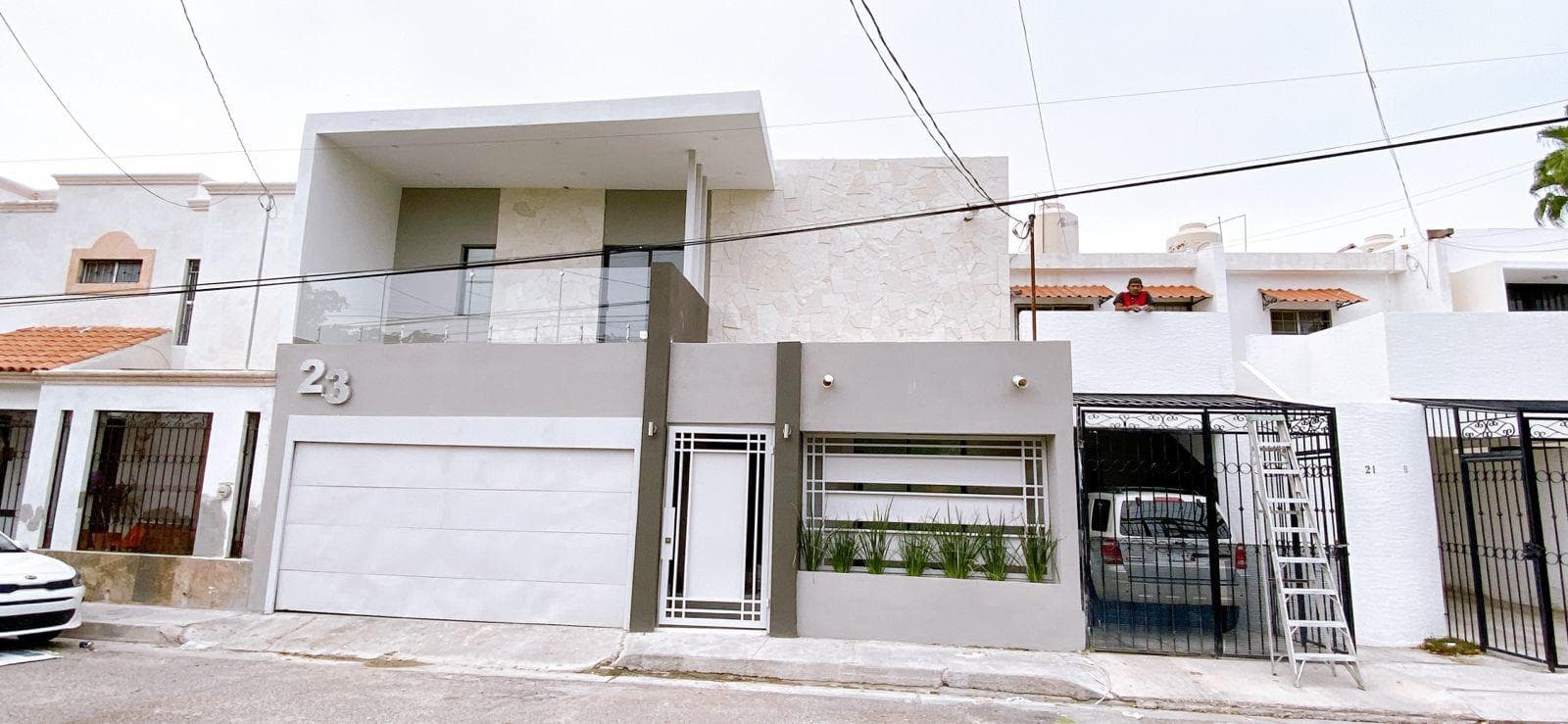 House for sale in the northern part of Colinas, one block from San José Hospital.