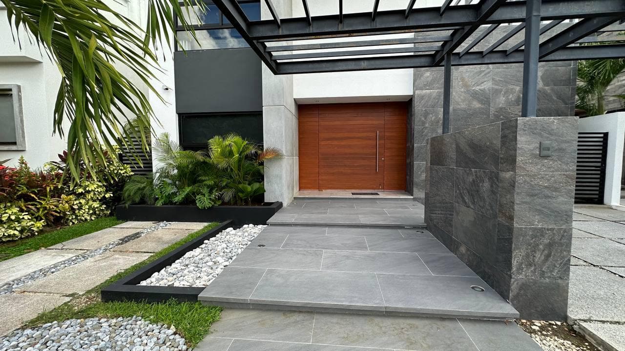 HOUSE FOR SALE IN CANCUN IN THE LAGOS DEL SOL RESIDENTIAL COMPLEX