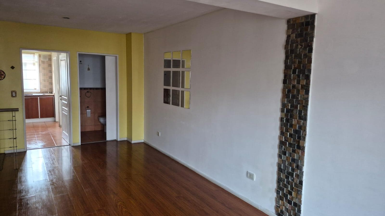 PH STYLE, 4 ROOMS, SEPARATE ENTRANCE, GARAGE, VERY LOW MAINTENANCE FEES