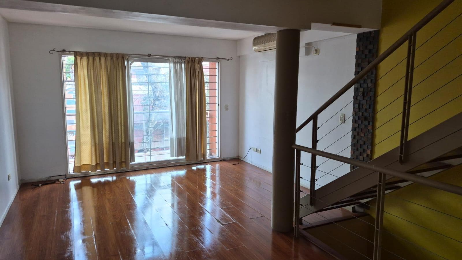 PH STYLE, 4 ROOMS, SEPARATE ENTRANCE, GARAGE, VERY LOW MAINTENANCE FEES