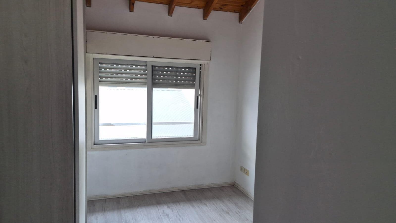 PH STYLE, 4 ROOMS, SEPARATE ENTRANCE, GARAGE, VERY LOW MAINTENANCE FEES