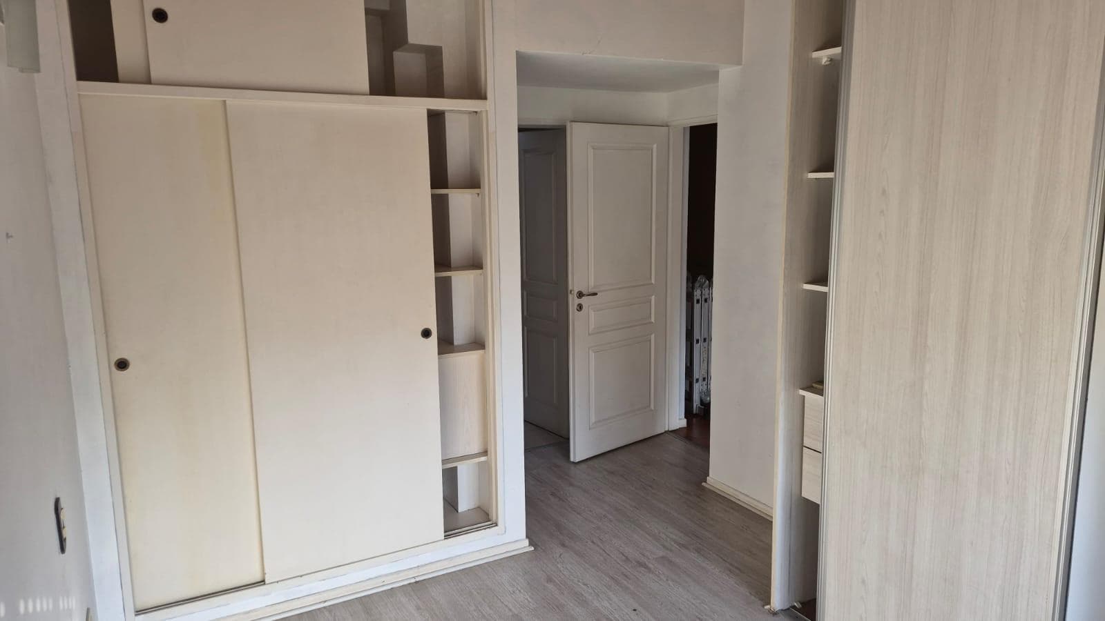 PH STYLE, 4 ROOMS, SEPARATE ENTRANCE, GARAGE, VERY LOW MAINTENANCE FEES