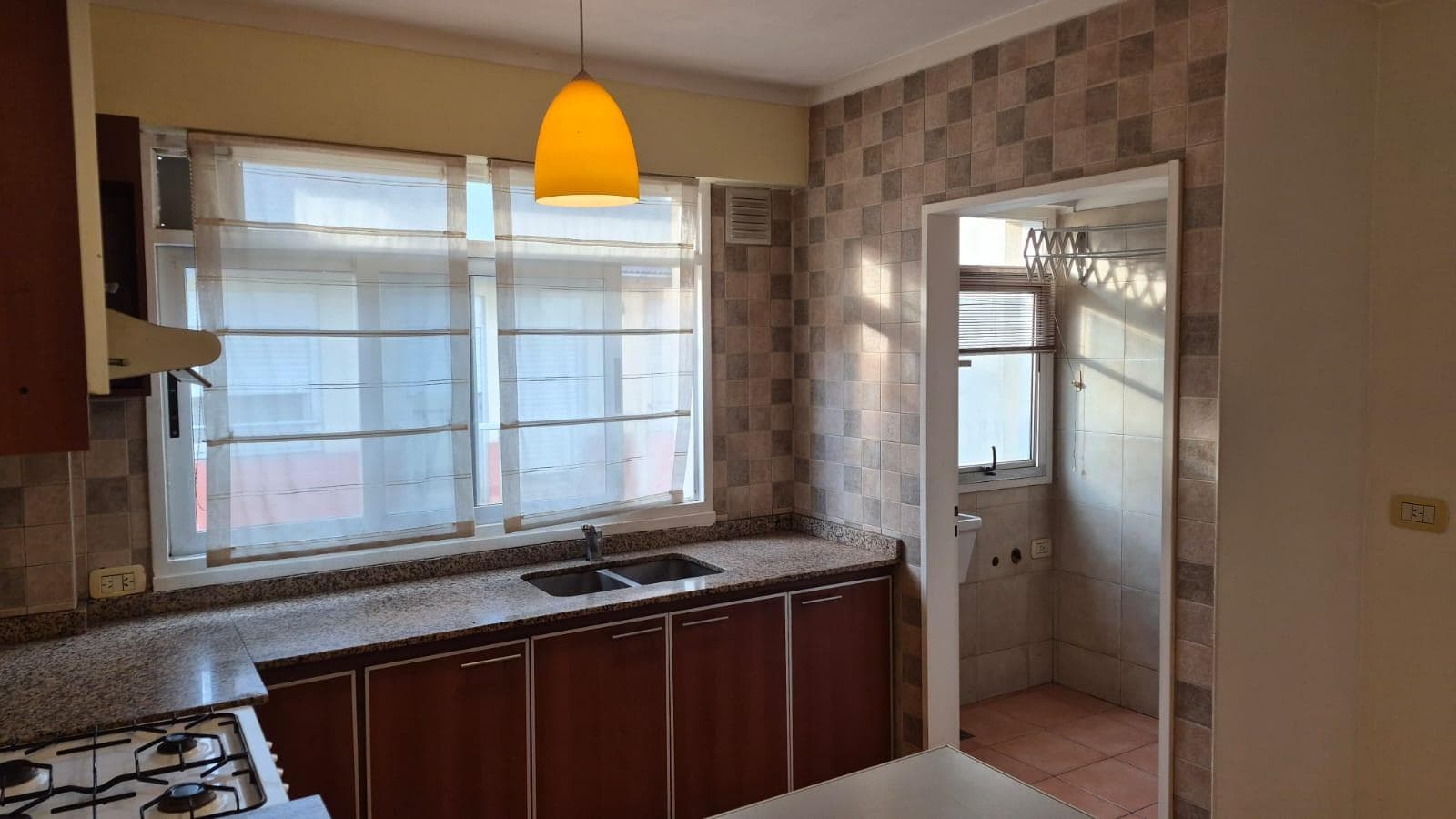 PH STYLE, 4 ROOMS, SEPARATE ENTRANCE, GARAGE, VERY LOW MAINTENANCE FEES