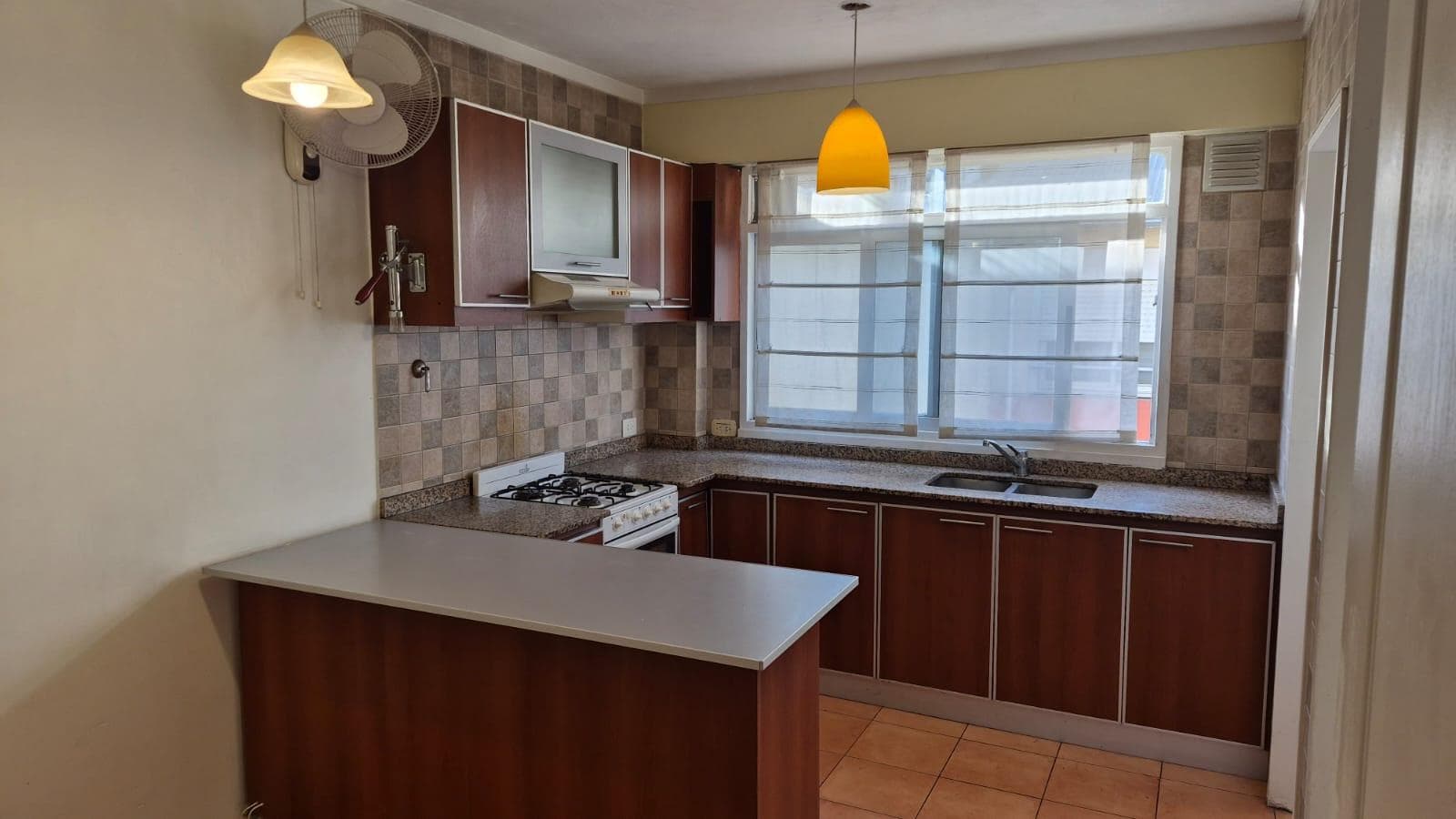 PH STYLE, 4 ROOMS, SEPARATE ENTRANCE, GARAGE, VERY LOW MAINTENANCE FEES