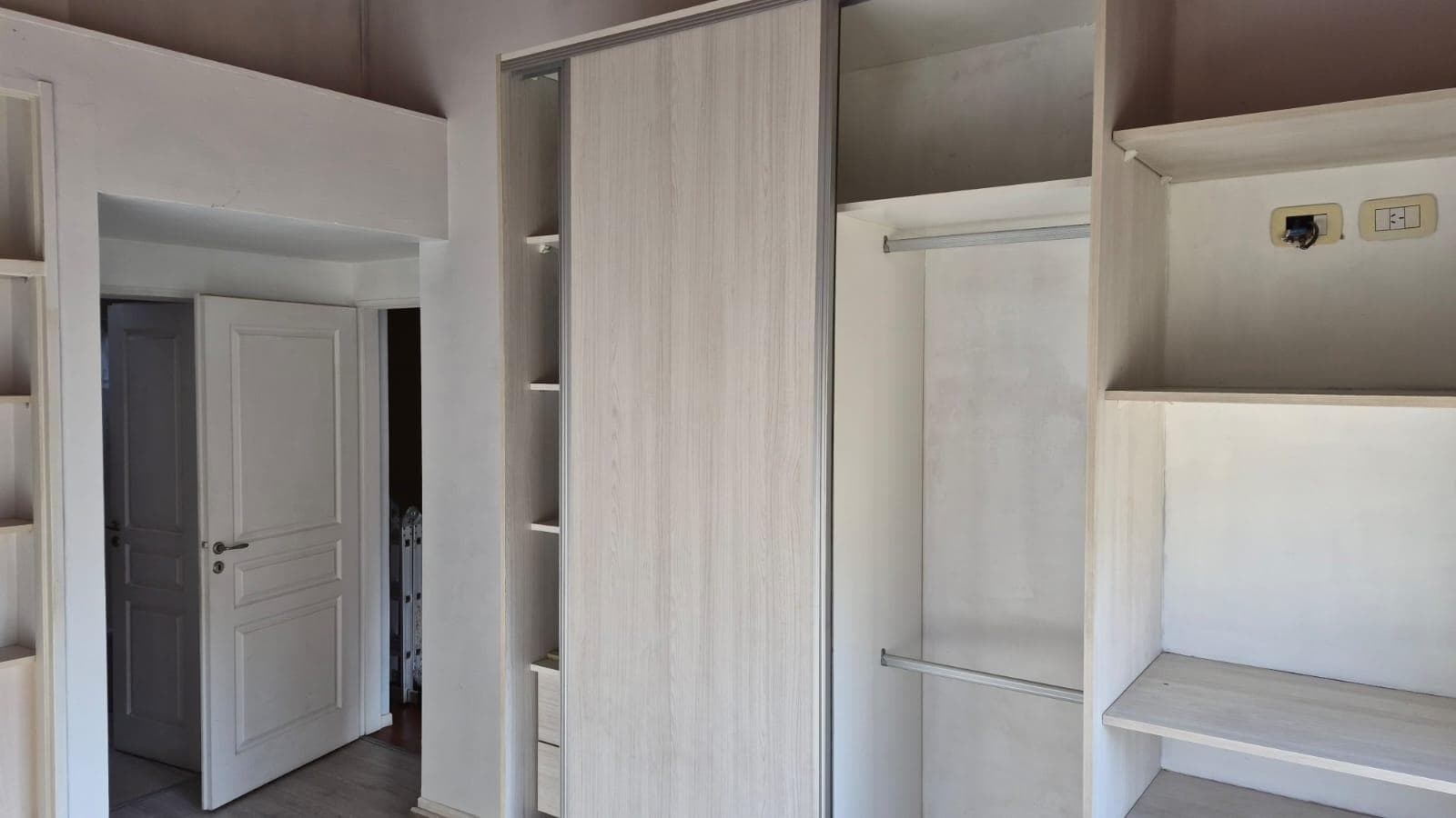 PH STYLE, 4 ROOMS, SEPARATE ENTRANCE, GARAGE, VERY LOW MAINTENANCE FEES