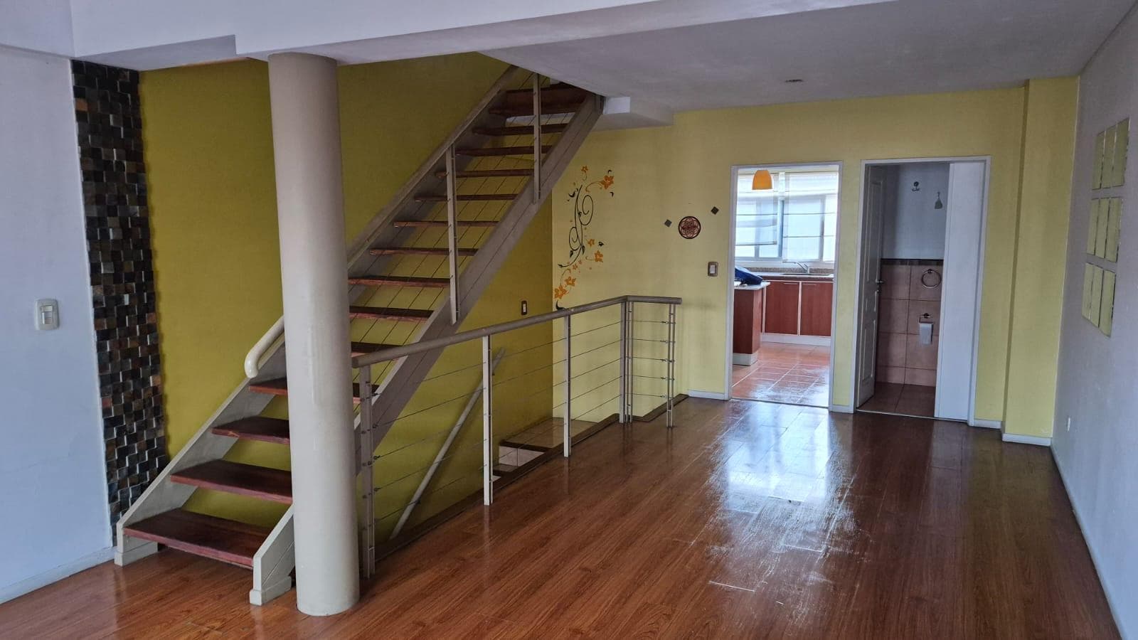 PH STYLE, 4 ROOMS, SEPARATE ENTRANCE, GARAGE, VERY LOW MAINTENANCE FEES