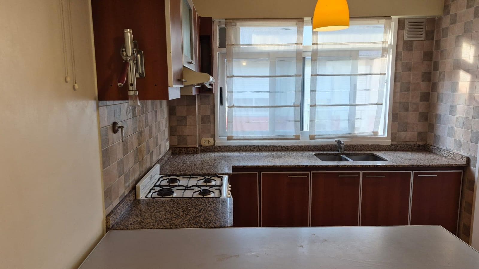 PH STYLE, 4 ROOMS, SEPARATE ENTRANCE, GARAGE, VERY LOW MAINTENANCE FEES