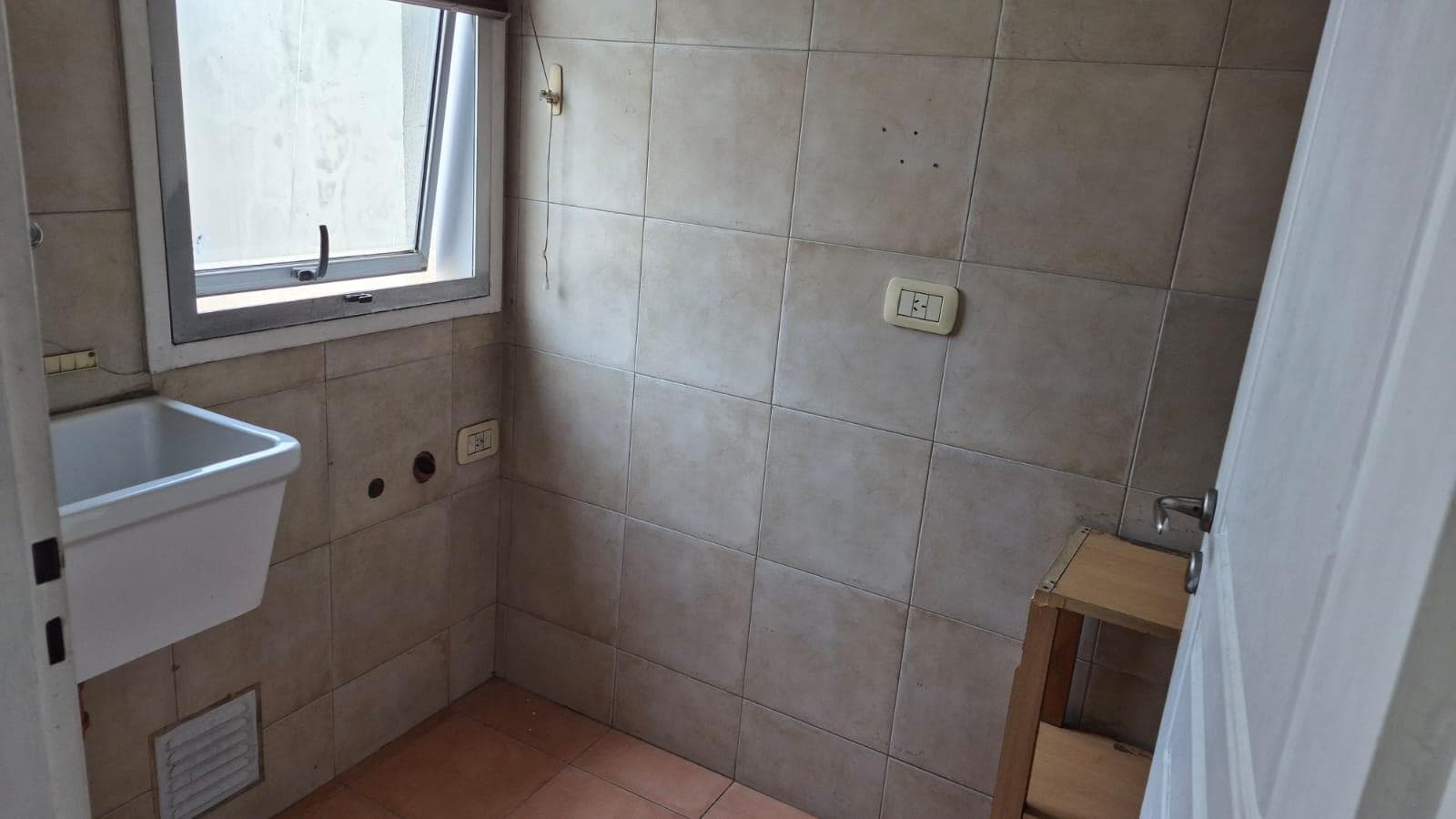PH STYLE, 4 ROOMS, SEPARATE ENTRANCE, GARAGE, VERY LOW MAINTENANCE FEES