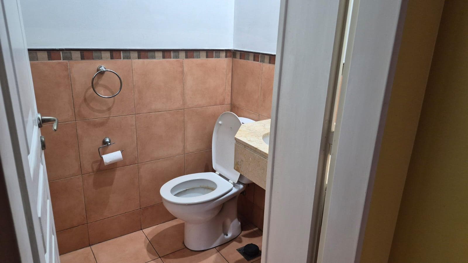 PH STYLE, 4 ROOMS, SEPARATE ENTRANCE, GARAGE, VERY LOW MAINTENANCE FEES