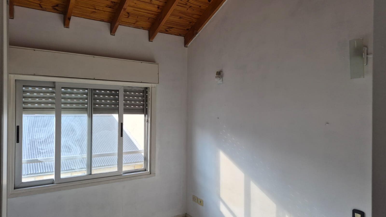 PH STYLE, 4 ROOMS, SEPARATE ENTRANCE, GARAGE, VERY LOW MAINTENANCE FEES