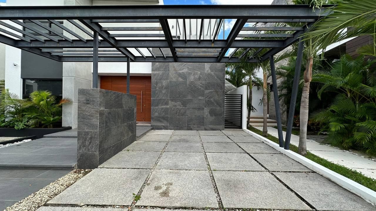 HOUSE FOR SALE IN CANCUN IN THE LAGOS DEL SOL RESIDENTIAL COMPLEX