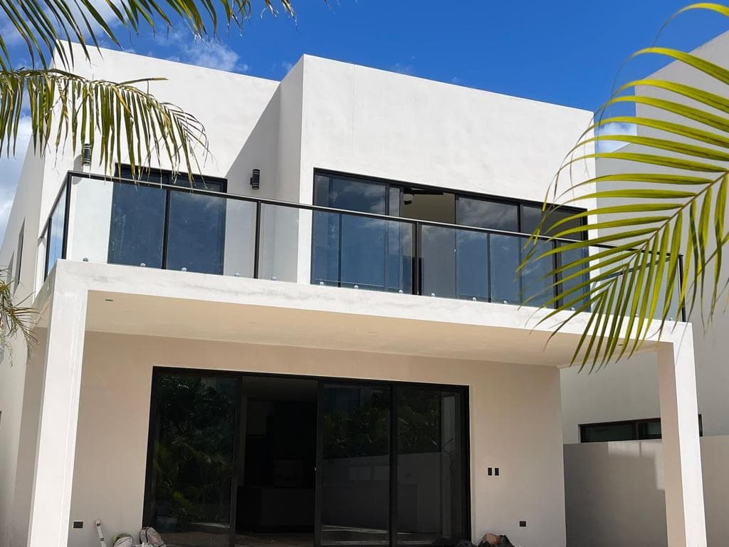 HOUSE FOR SALE IN LAGOS DEL SOL, CANCÚN, WITH A POOL AND LUXURY AMENITIES