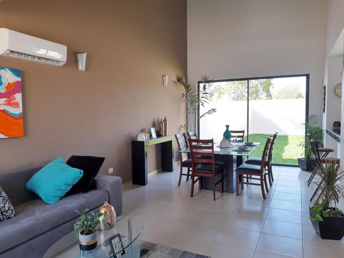House for sale on a private street in Cholul with a double-height living room and dining room in Mérida, Yucatán.