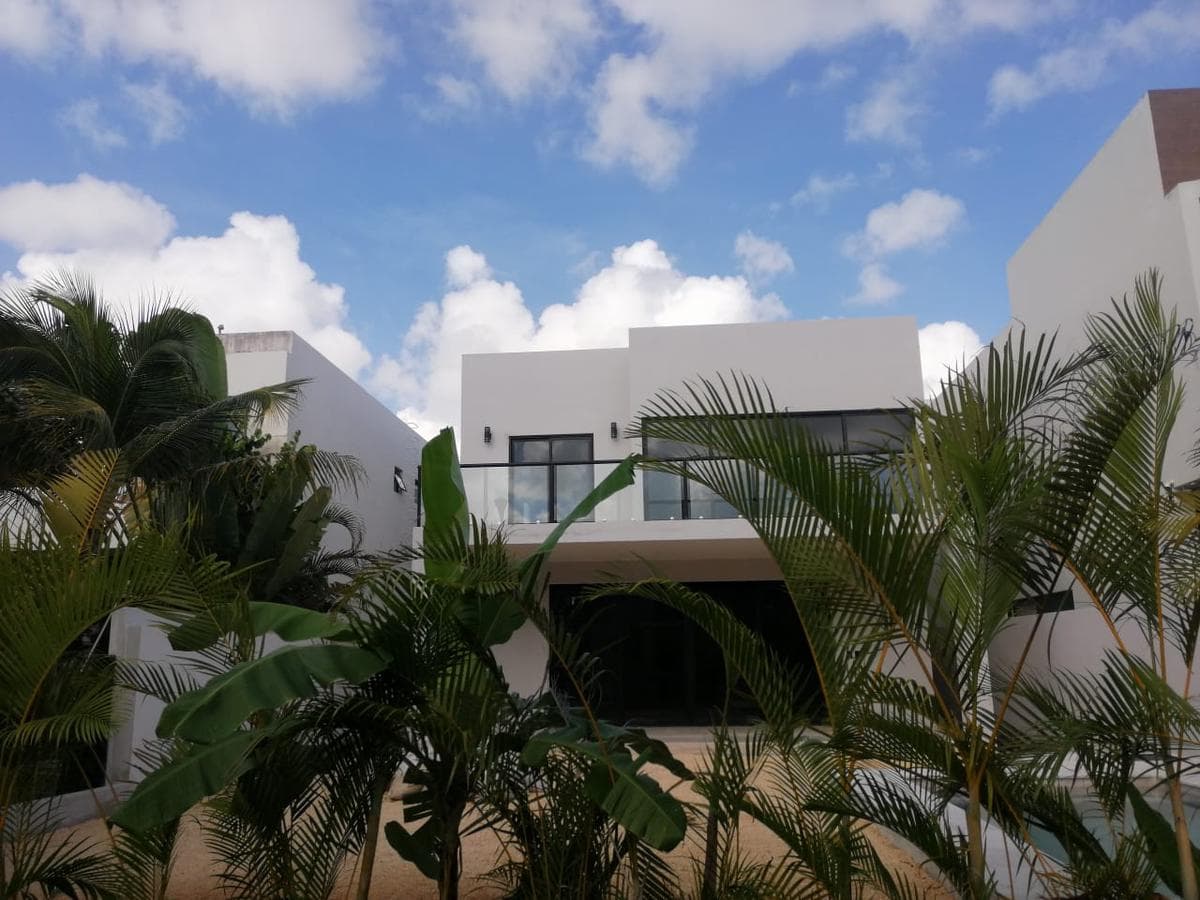 HOUSE FOR SALE IN LAGOS DEL SOL, CANCÚN, WITH A POOL AND LUXURY AMENITIES