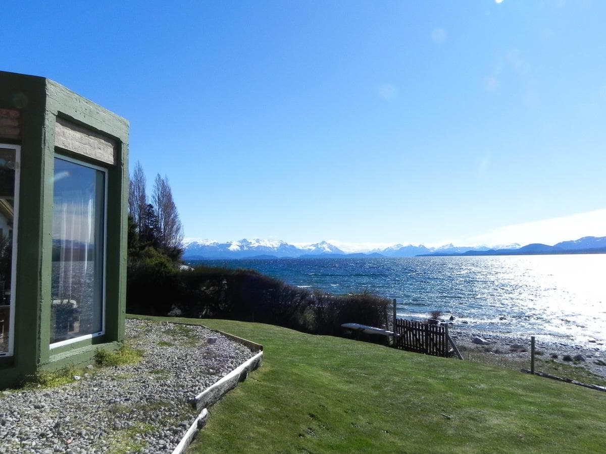 Bo. Las Chacras: House for sale with direct access to Lake Nahuel Huapi
