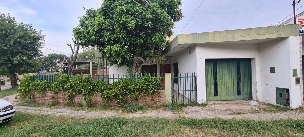 Casa 4 Amb. en esquina c/Cochera - San Justo