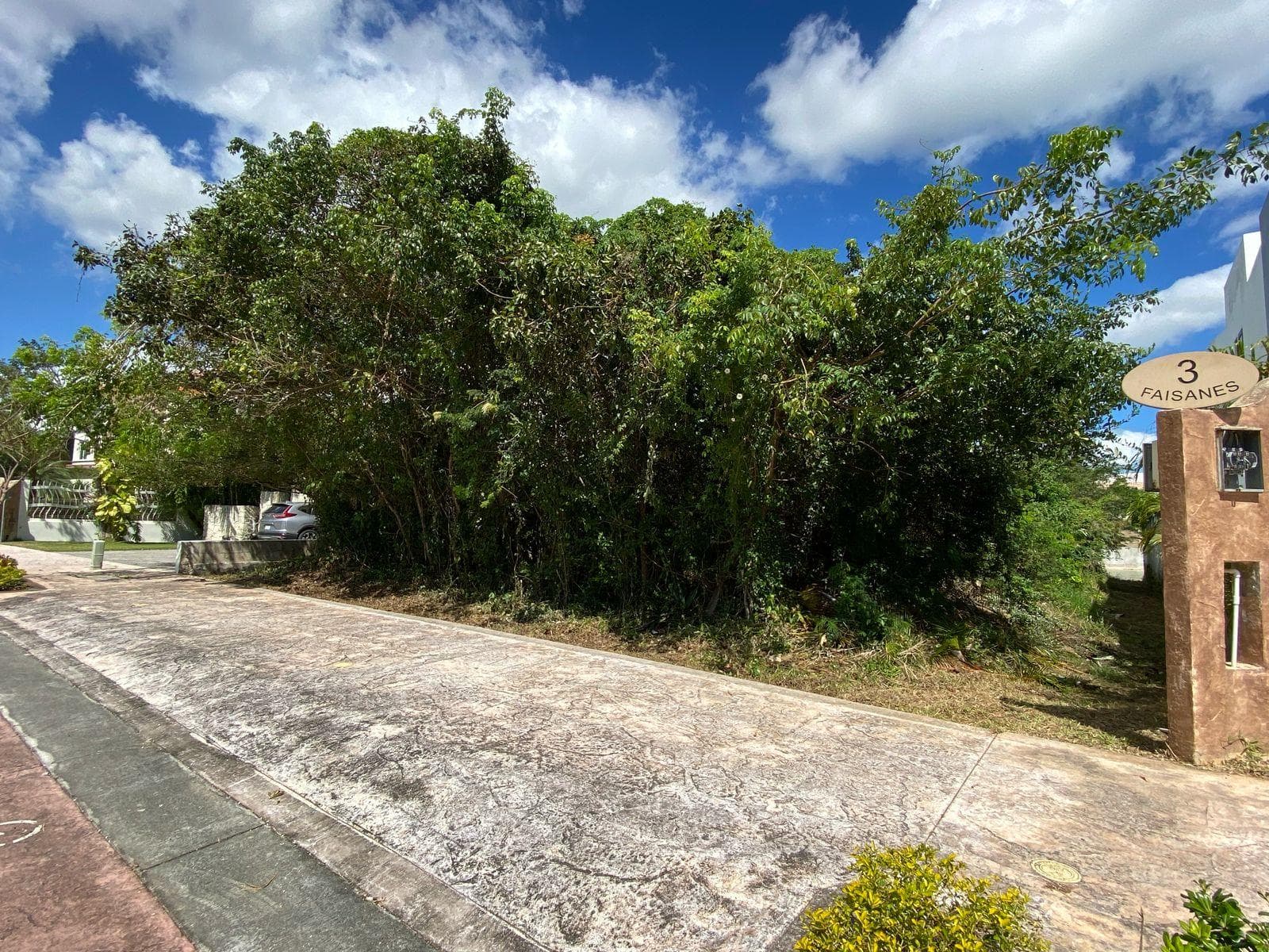 LAND FOR SALE IN CANCÚN IN THE LAGOS DEL SOL RESIDENTIAL COMPLEX WITH A VIEW OF THE LAGOON