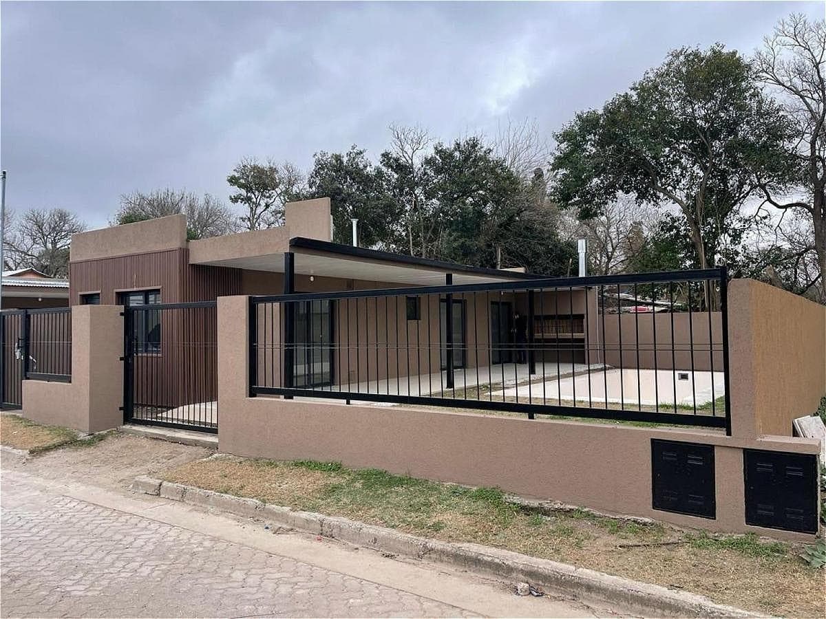 FOR SALE | TRADE - 2-bedroom house with pool and garage - Altos de Pellegrini, Roldán.