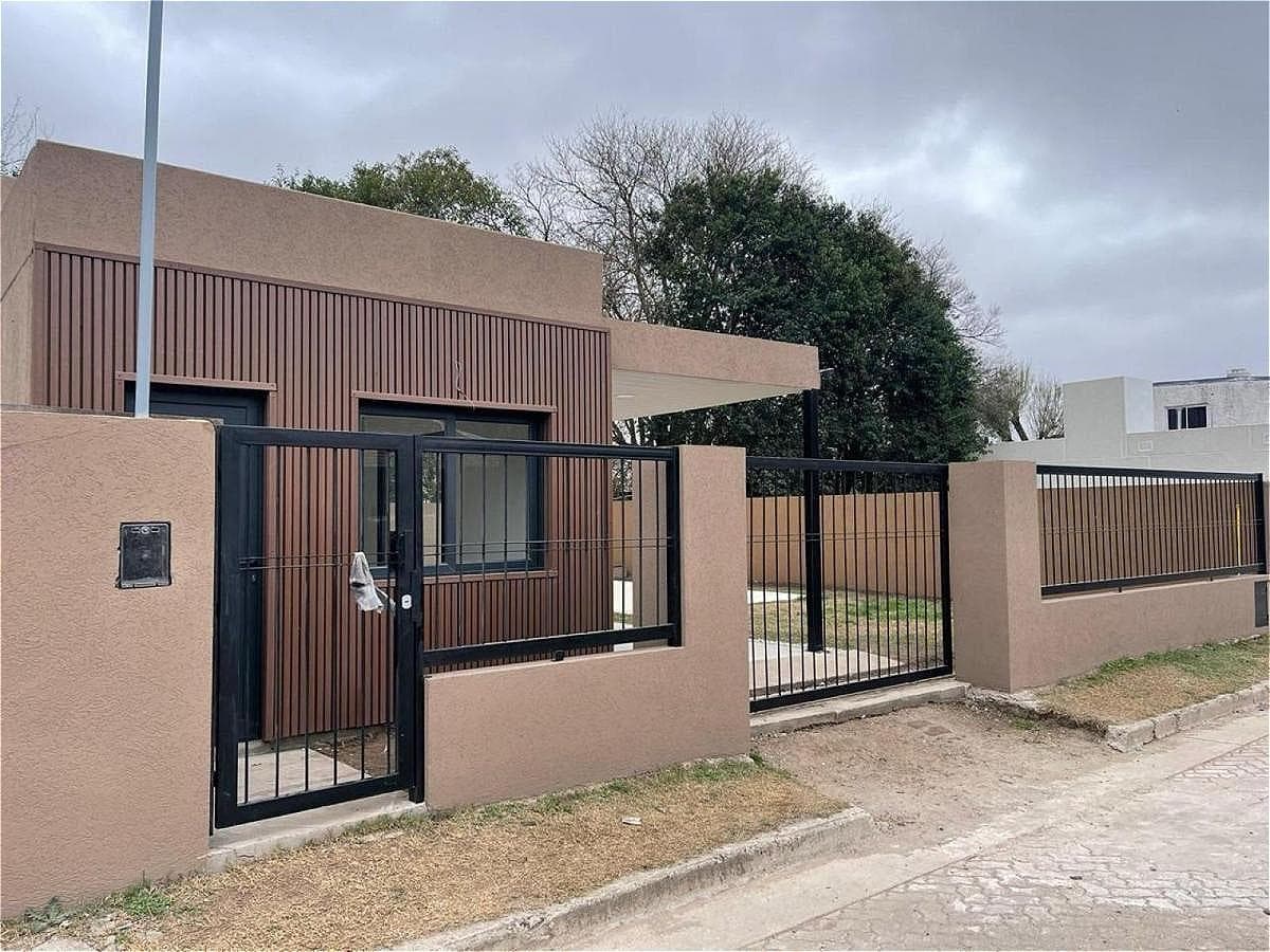 FOR SALE | TRADE - 2-bedroom house with pool and garage - Altos de Pellegrini, Roldán.