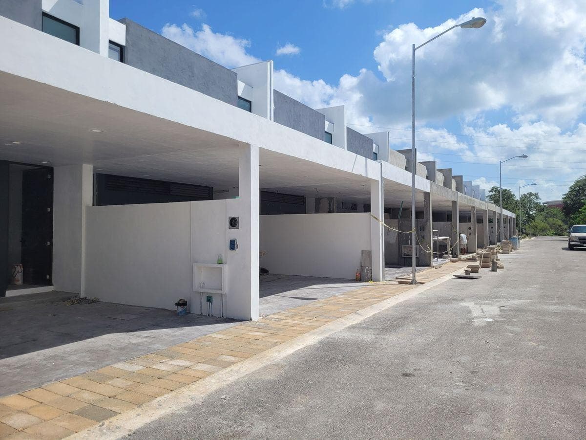 HOUSE FOR SALE IN MÉRIDA, PRIVATE XCANATUN NEIGHBORHOOD, NORTH OF THE CITY