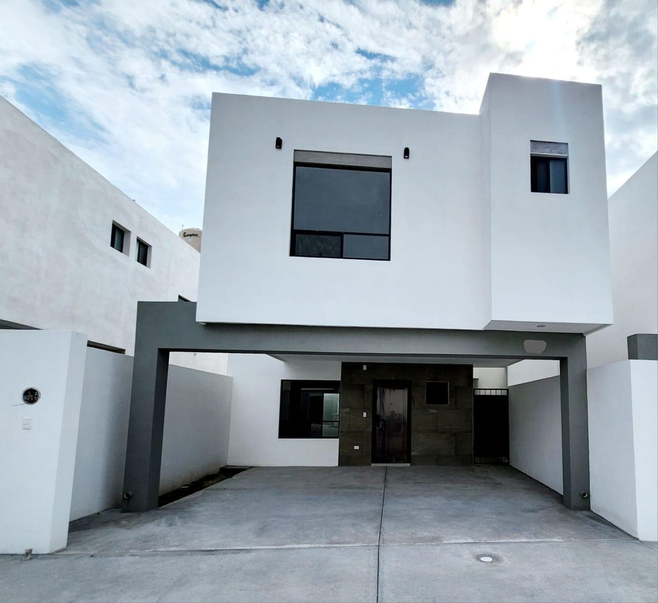House for Sale. Privanzas de Mirasierra, East of the City