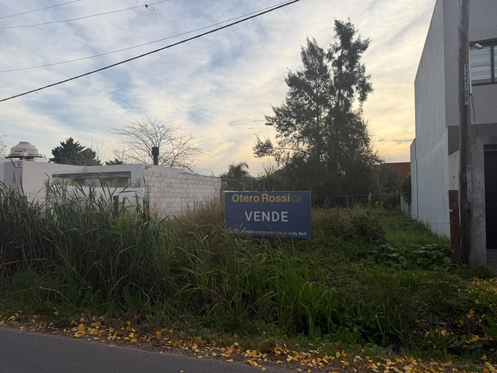 Land for sale in City Bell, at 460 and 24, with an approved project for residential construction.
