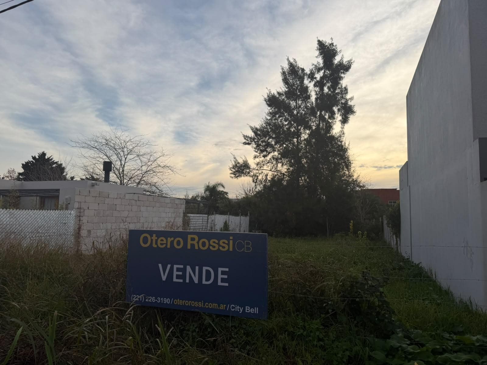 Land for sale in City Bell, at 460 and 24, with an approved project for residential construction.