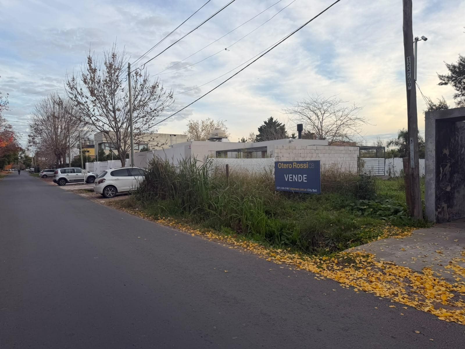 Land for sale in City Bell, at 460 and 24, with an approved project for residential construction.