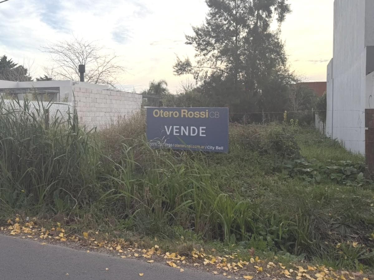 Land for sale in City Bell, at 460 and 24, with an approved project for residential construction.