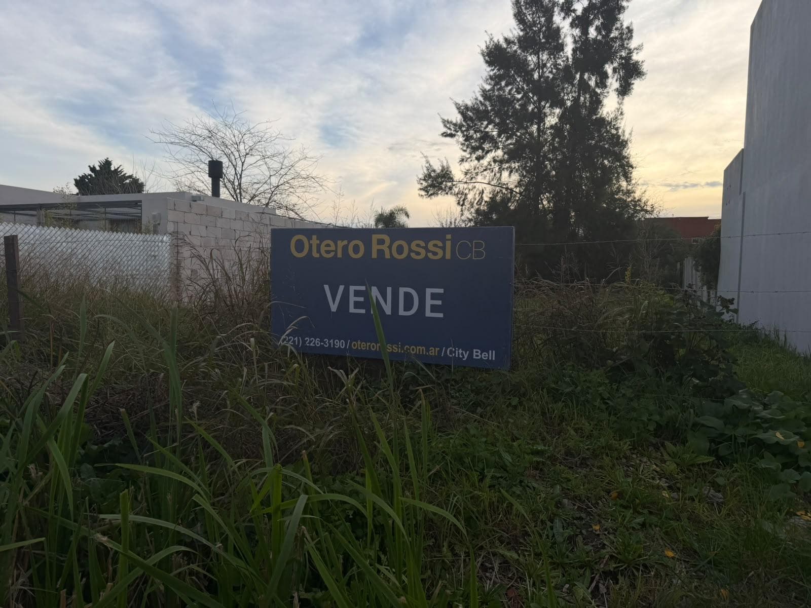 Land for sale in City Bell, at 460 and 24, with an approved project for residential construction.