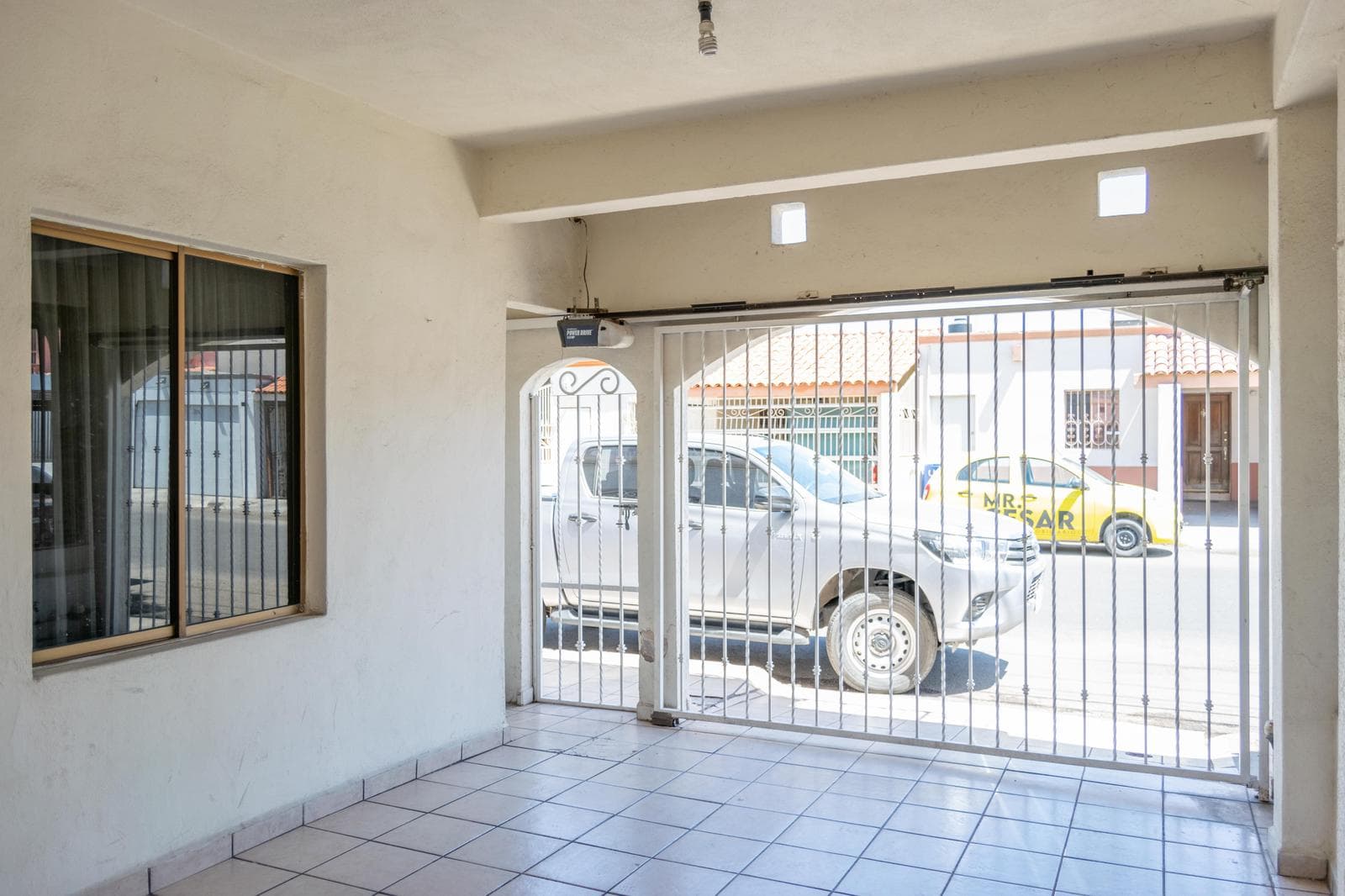 Spacious house for rent in Colonia Paseo del Sol. Excellent, central location in the western part of the city.
