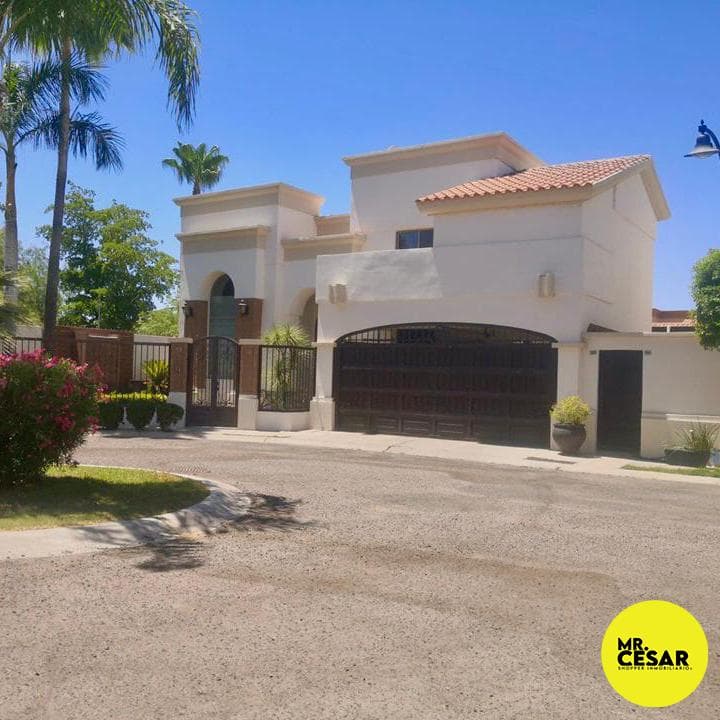 Spacious house for sale in the Compostela residential area