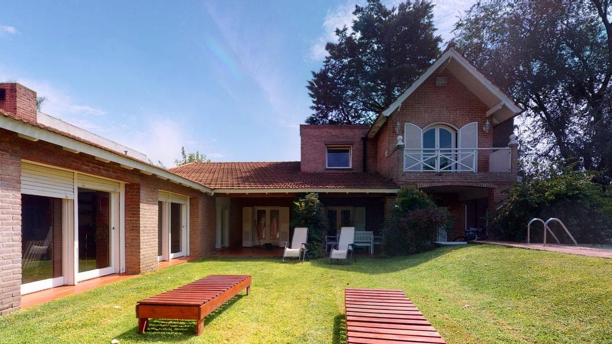 House for sale in Gonnet: 485 between 20th and 21st. Lot size: 30 x 60. 370 m² of floor space. Excellent condition. Pool