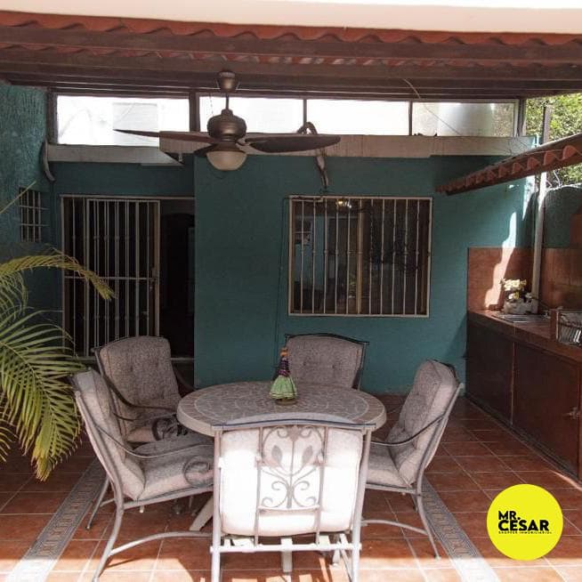 Centrally located single-story house with a spacious patio in the 5 de Mayo neighborhood