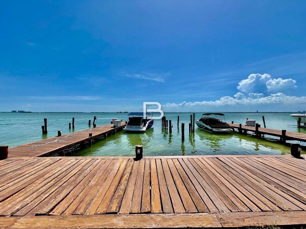 Isla Dorada: House for Rent with a View of the Lagoon