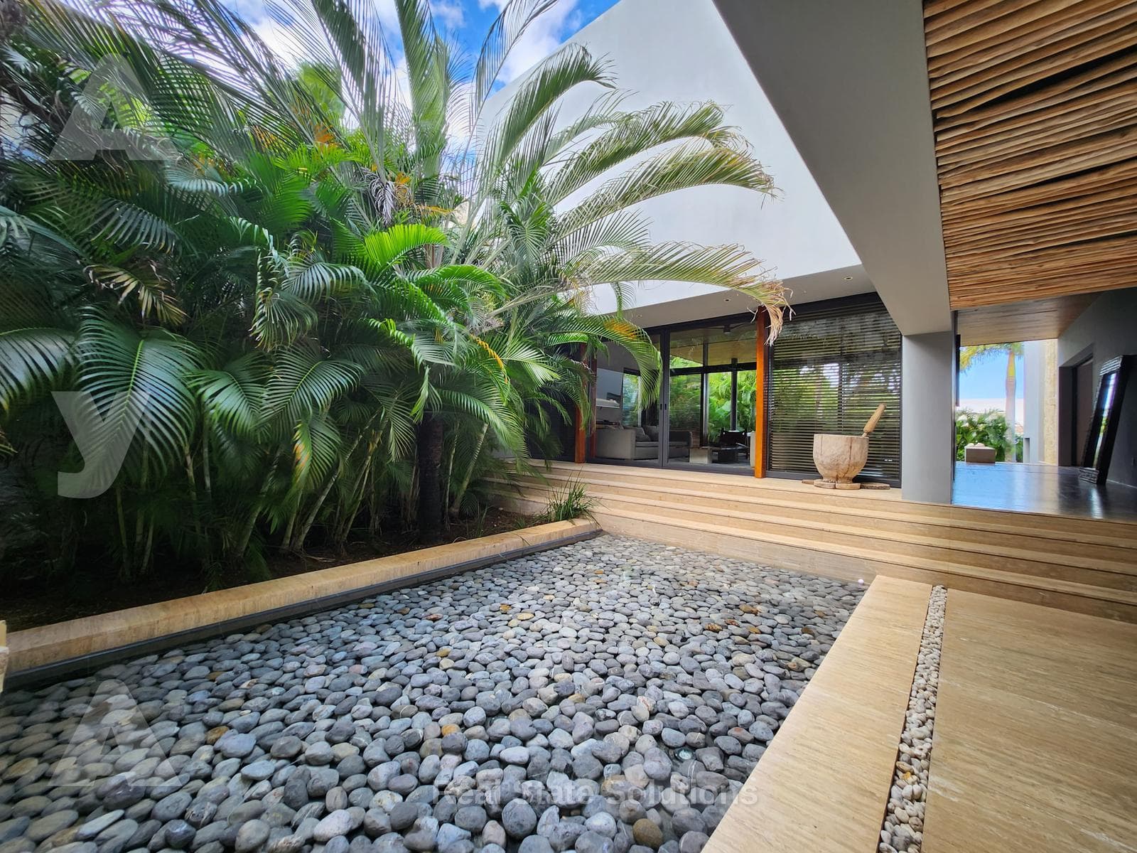 House for Sale, 4 Bedrooms, Dock, TV Room, Canales Puerto Cancún.
