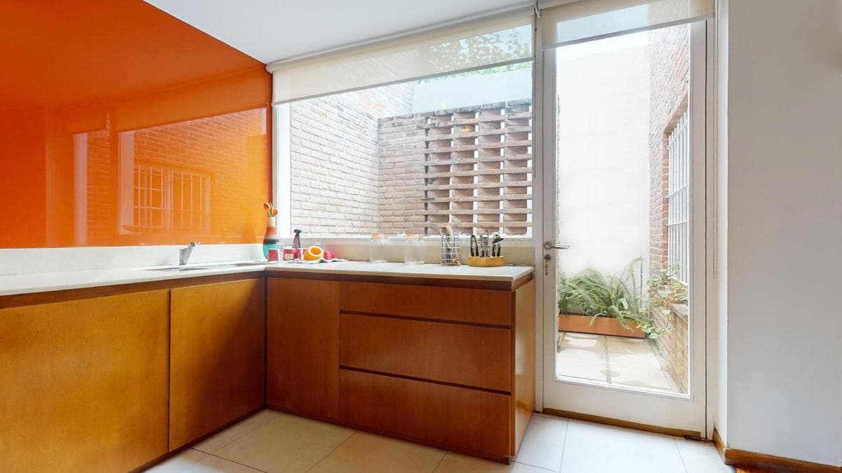 House for sale in Gonnet: 485 between 20th and 21st. Lot size: 30 x 60. 370 m² of floor space. Excellent condition. Pool