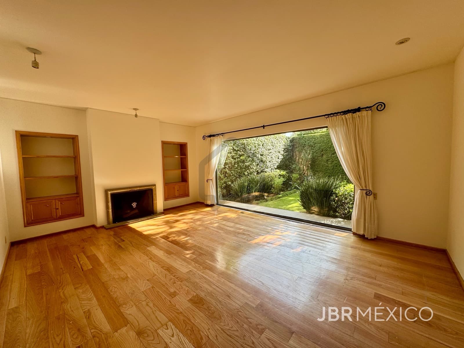 House in a gated community for sale and rent in Bosques de las Lomas