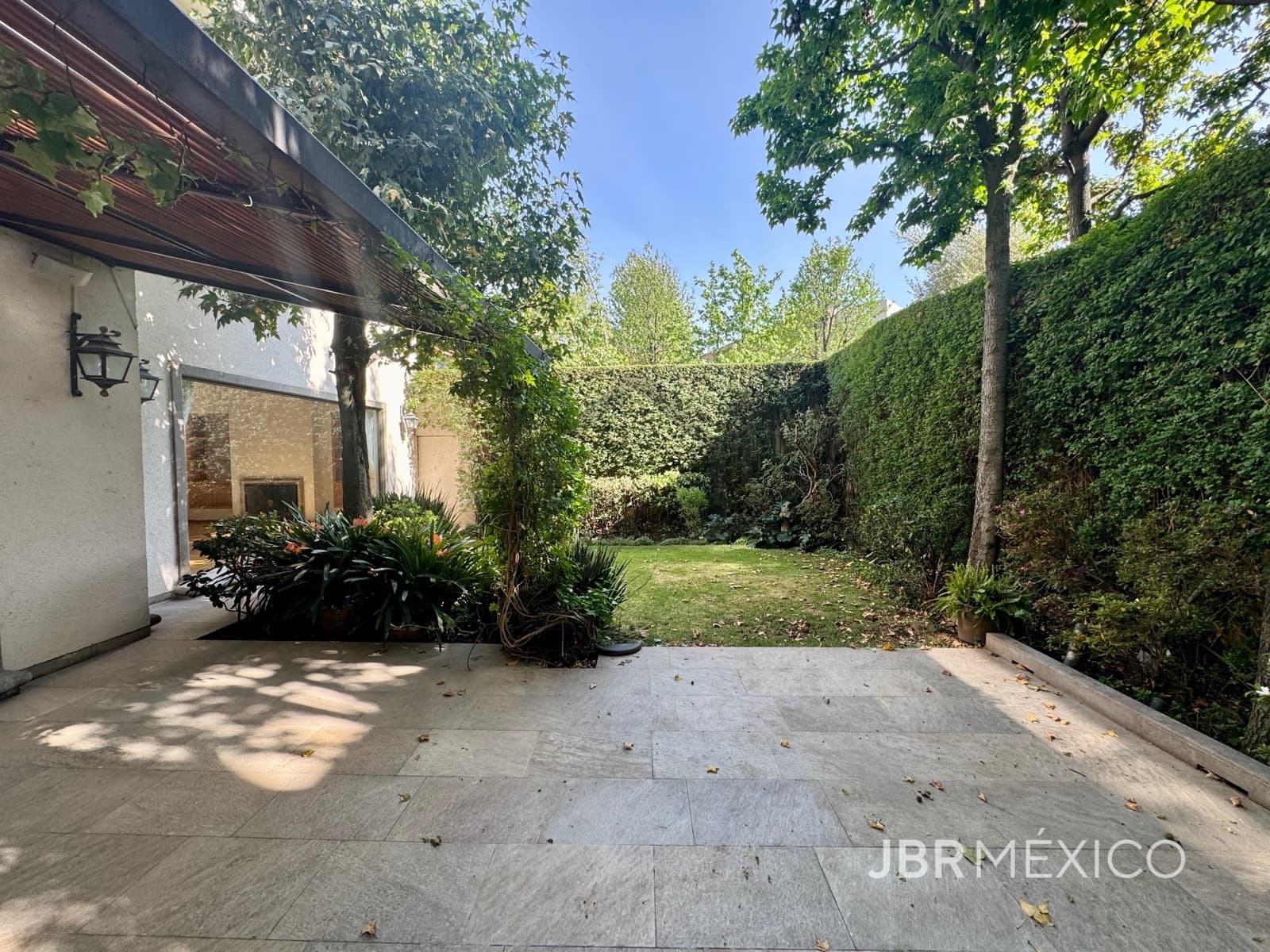 House in a gated community for sale and rent in Bosques de las Lomas