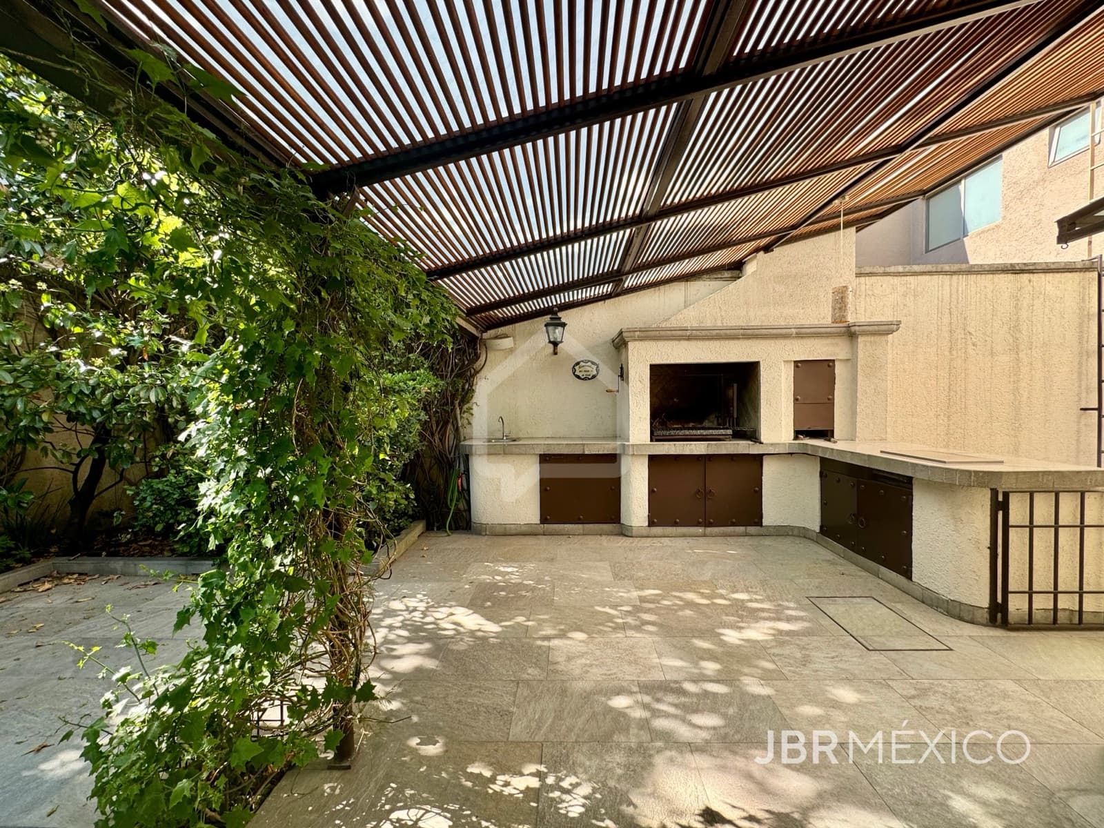 House in a gated community for sale and rent in Bosques de las Lomas