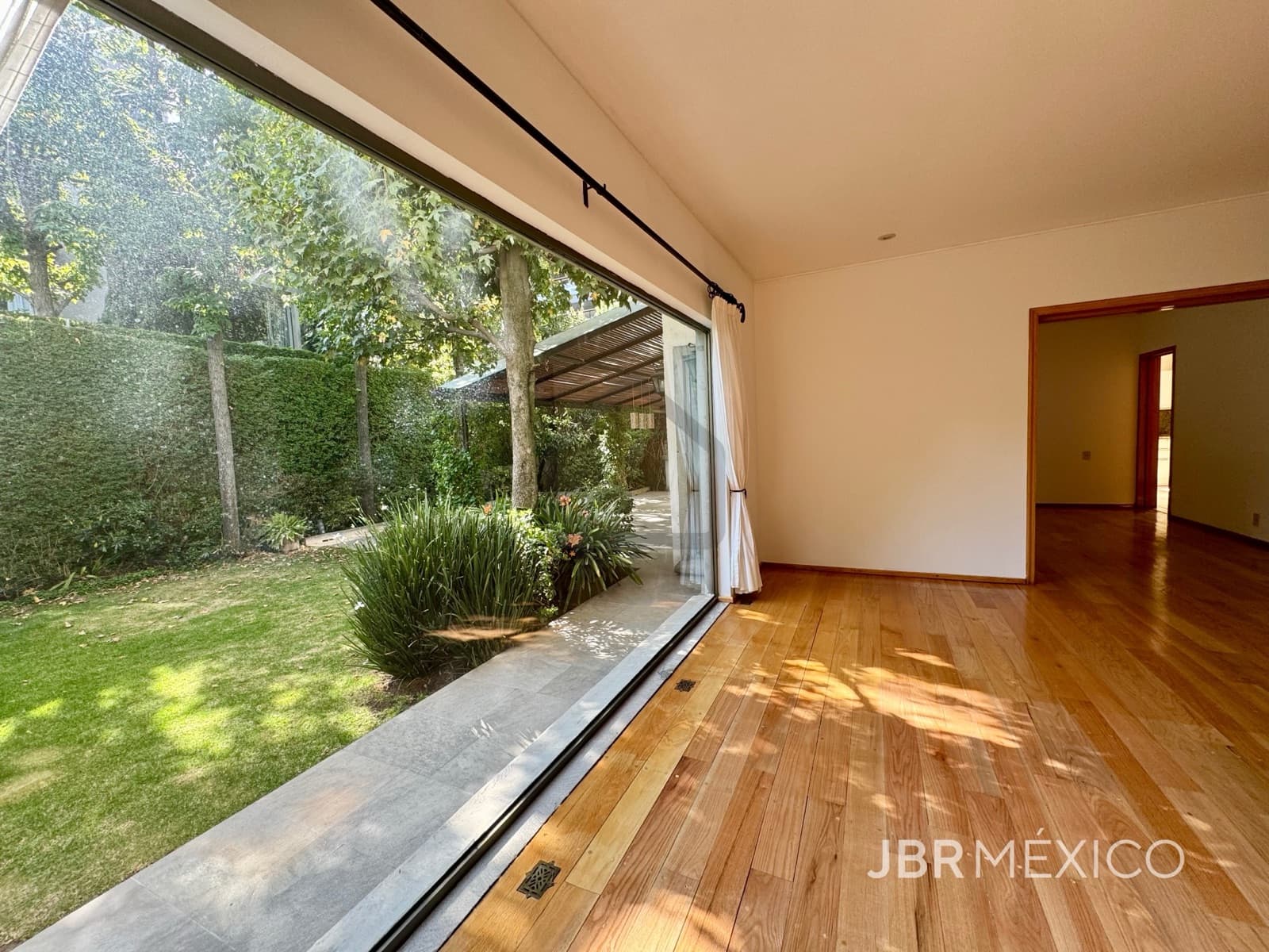 House in a gated community for sale and rent in Bosques de las Lomas